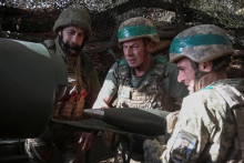 Delostrelci 152. samostatnej Jaegerskej brigády nabíjajú granát do samohybnej húfnice M114 počas paľby na ruské jednotky neďaleko frontového mesta Pokrovsk v Doneckej oblasti na Ukrajine. FOTO: REUTERS