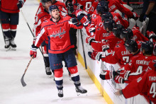 Hráč Washingtonu Capitals Jakob Chychrun (vpredu vľavo) oslavuje so spoluhráčmi na striedačke, s Martinom Fehérvárym (druhý sprava). FOTO: TASR/AP