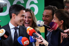 Snímka z 30. októbra zachytáva lídra víťaznej strany D66 Roba Jettena po ohlásení prvých výsledkov holandských parlamentných volieb. FOTO: Reuters

