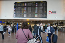 Pasažier sa pozerá na tabuľu odletov s viacerými zrušenými alebo omeškanými letmi pre nočnú dronovú aktivitu nad medzinárodným letiskom Zaventem v Bruseli. FOTO: TASR/AP