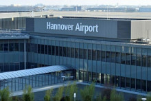 Nemecké letiská v poslednej dobe opakovane prerušovali prevádzku kvôli dronom, naposledy v nedeľu spozorovali bezpilotné lietadlo pri letisku v Brémach. FOTO: REUTERS