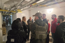 Angelina Jolieová a ďalší v nepriestrelných vestách v Chersone na Ukrajine. FOTO: Reuters