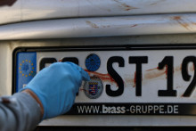 Policajný vyšetrovateľ odoberá vzorku červenej tekutiny z evidenčného čísla auta po tom, čo v Hanau neďaleko Frankfurtu v Nemecku našli niekoľko áut a domov posiatych svastikami a červenou tekutinou, ktorá bola pravdepodobne krvou. FOTO: Reuters