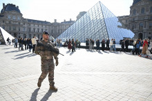 Vojaci hliadkujú pri múzeu Louvre v Paríži. FOTO: TASR/AP