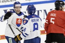 Hneď polovicu našich gólov do siete Rakúska vsietil skúsený útočník Matúš Sukeľ (vľavo). FOTO: TASR/M. Baumann