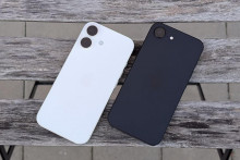 iPhone 17 (biely) a iPhone 16e (čierny) sa od seba zásadne líšia schopnosťami, ale aj cenou.