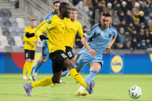 Zľava Ibrahim Cissé (KuPS) a Róbert Mak (Slovan) počas zápasu 3. kola ligovej fázy Konferenčnej ligy KuPS Kuopio - ŠK Slovan Bratislava vo fínskom Tampere. FOTO: TASR/Jakub Kotian