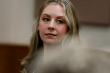 Bývalá učiteľka Abby Zwernerová sa pozerá v súdnej sieni počas pojednávania v americkom Newport News. FOTO: TASR/AP