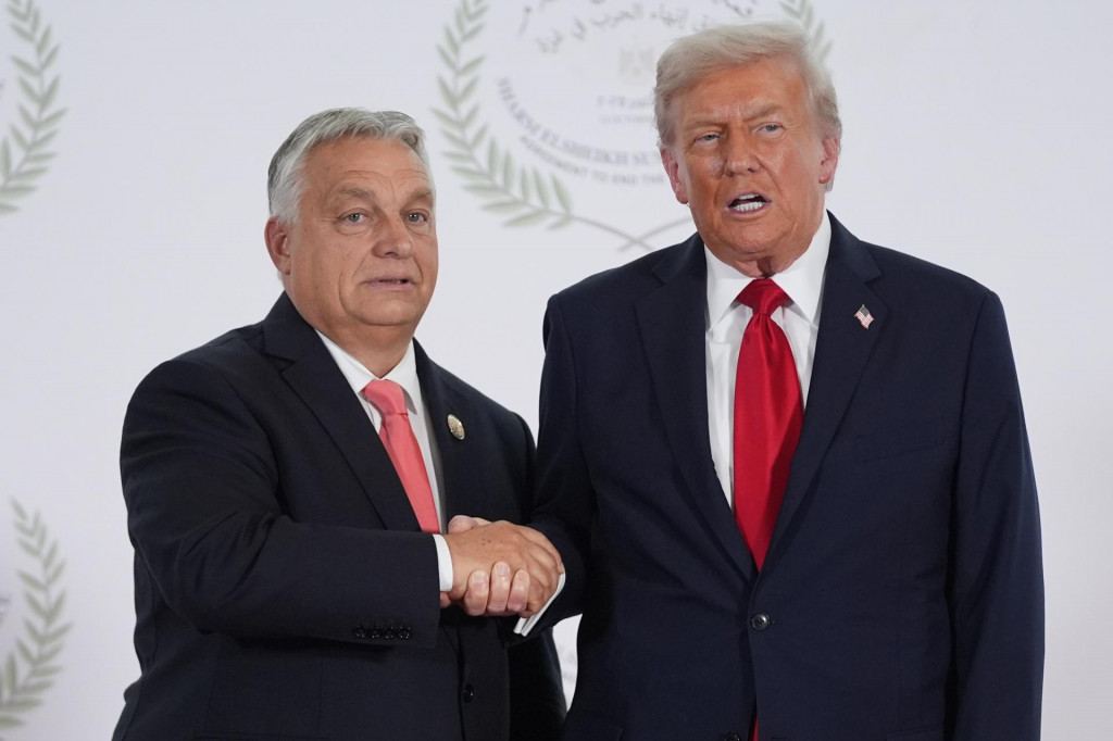 Americk&yacute; prezident Donald Trump (vpravo) a maďarsk&yacute; premi&eacute;r Viktor Orb&aacute;n sa zdravia počas mierov&eacute;ho samitu o P&aacute;sme Gazy v egyptskom &Scaron;arm a&scaron;-&Scaron;ajchu. FOTO: TASR/AP