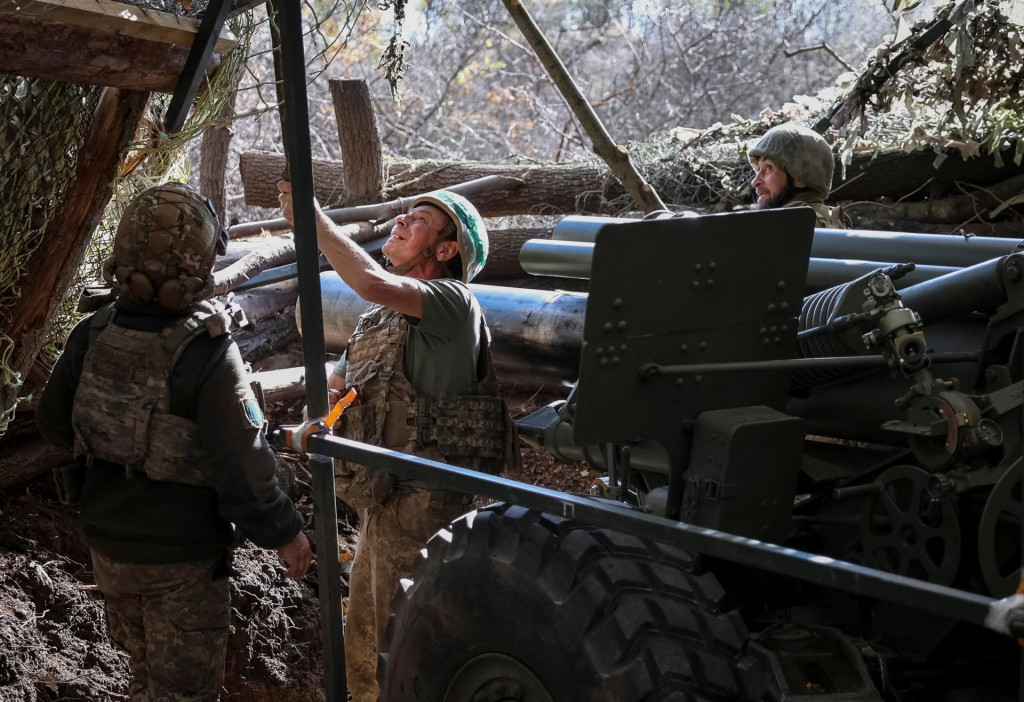 Ukrajinskí vojaci sa pripravujú na paľbu zo samohybnej húfnice neďaleko frontového mesta Pokrovsk. FOTO: Reuters