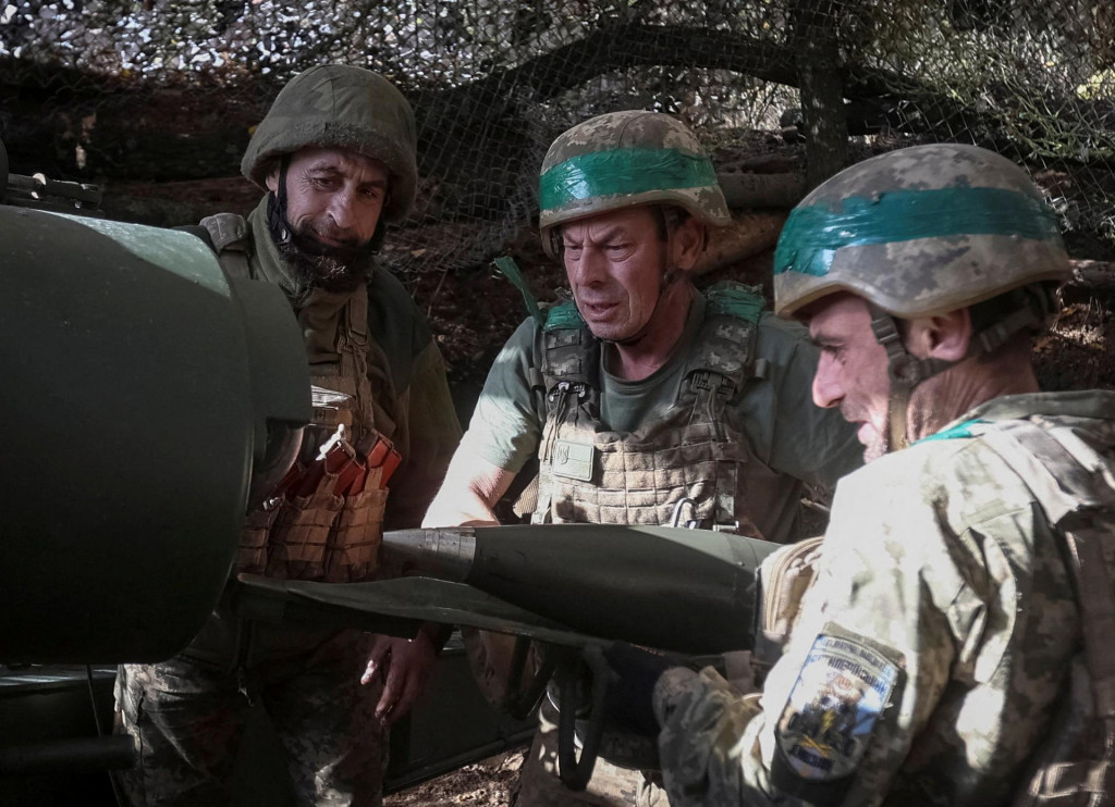 Delostrelci 152. samostatnej Jaegerskej brig&aacute;dy nab&iacute;jaj&uacute; gran&aacute;t do samohybnej h&uacute;fnice M114 počas paľby na rusk&eacute; jednotky neďaleko frontov&eacute;ho mesta Pokrovsk v Doneckej oblasti na Ukrajine. FOTO: REUTERS