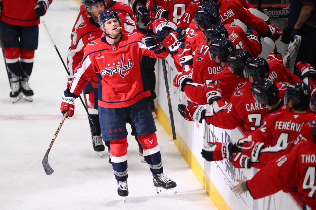 Hráč Washingtonu Capitals Jakob Chychrun (vpredu vľavo) oslavuje so spoluhráčmi na striedačke, s Martinom Fehérvárym (druhý sprava). FOTO: TASR/AP
