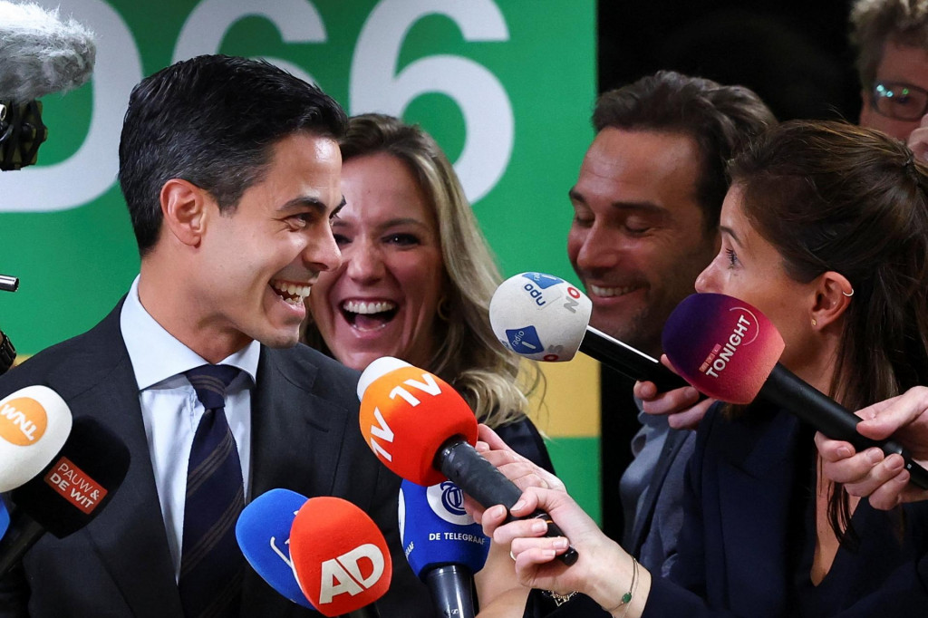 Snímka z 30. októbra zachytáva lídra víťaznej strany D66 Roba Jettena po ohlásení prvých výsledkov holandských parlamentných volieb. FOTO: Reuters

