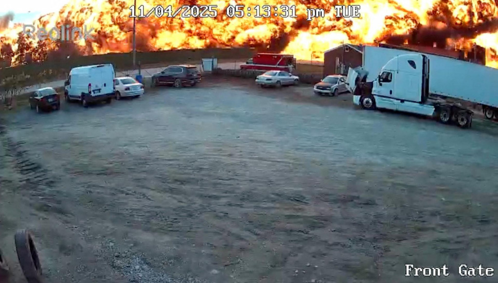 Stroj narazil do budov v blízkosti letiska, pričom usmrtil aj viacerých ľudí na zemi. Na palube sa nachádzali traja členovia posádky. FOTO: REUTERS