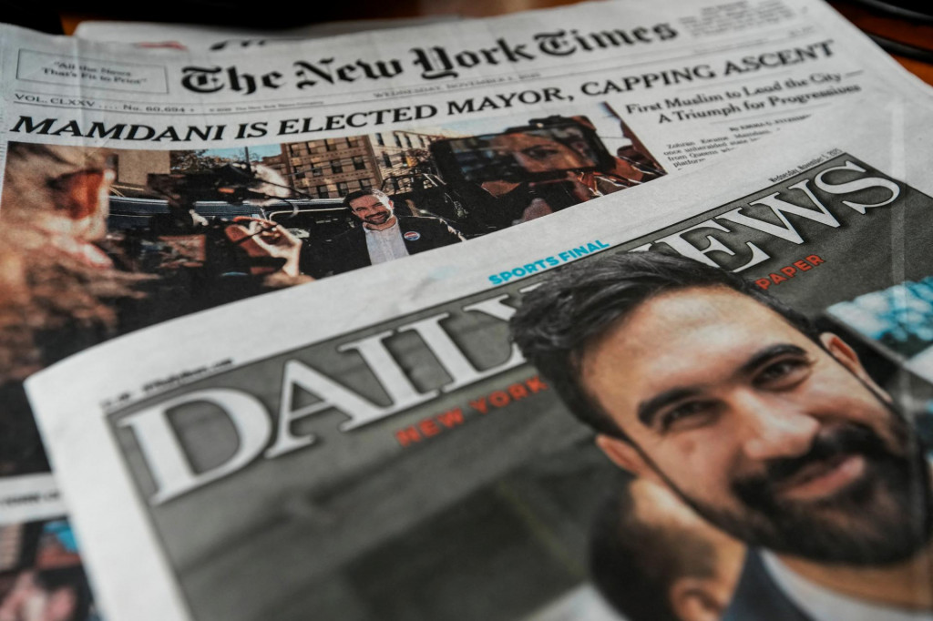 Zohran Mamdani na titulke novín. FOTO: Reuters