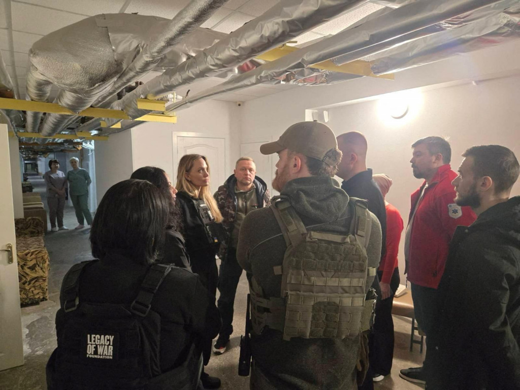 Angelina Jolieová a ďalší v nepriestrelných vestách v Chersone na Ukrajine. FOTO: Reuters