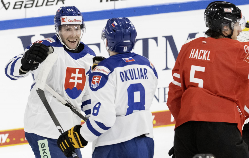 Hneď polovicu našich gólov do siete Rakúska vsietil skúsený útočník Matúš Sukeľ (vľavo). FOTO: TASR/M. Baumann