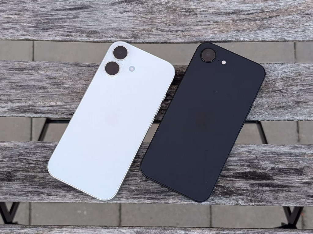 iPhone 17 (biely) a iPhone 16e (čierny) sa od seba z&aacute;sadne l&iacute;&scaron;ia schopnosťami, ale aj cenou.