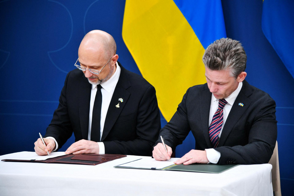 Ukrajinský minister obrany Denys Šmyhal a švédsky minister obrany Pal Jonson. FOTO: Reuters