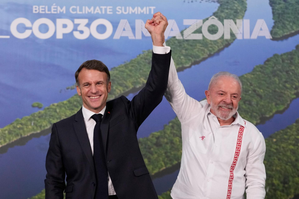 Brazílsky prezident Luiz Inácio Lula da Silva (vpravo) a francúzsky prezident Emmanuel macron pózujú počas prvého dňa dvojdňového summitu hláv štátov pred Konferenciou zmluvných strán Rámcového dohovoru OSN o zmene klímy v brazílskom meste Belém. FOTO: TASR/AP