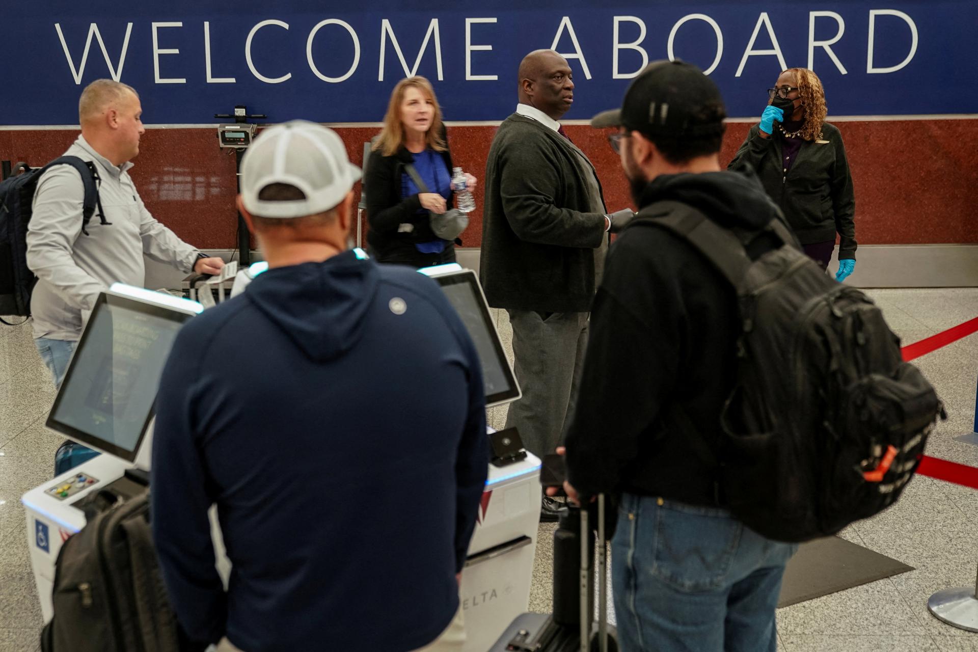 Na amerických letiskách vládne chaos, kvôli shutdownu dnes zrušili stovky letov. Riešenie je v nedohľadne