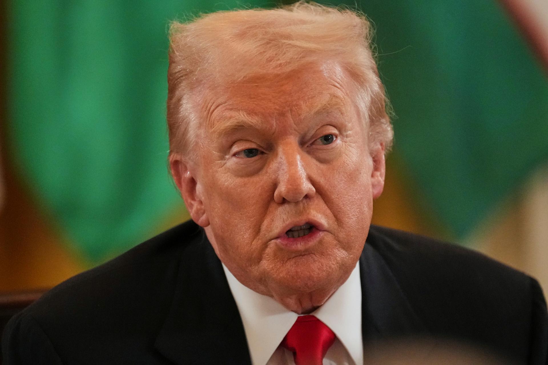 Trump tvrdí, že je otvorený diskutovať o zrušení sankcií voči Iránu