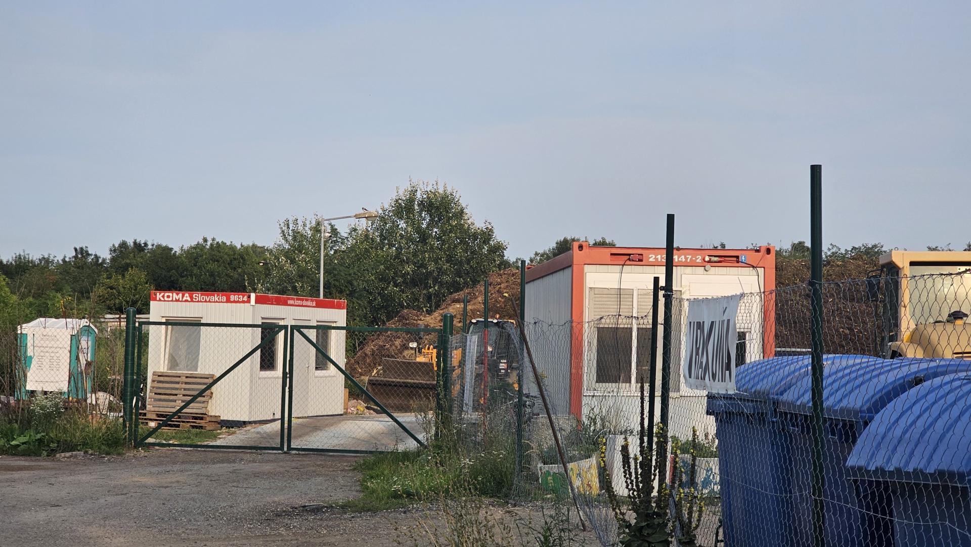 Pri bratislavskom letisku je zberný dvor bez riadneho oplotenia. Okresný úrad vraj o tom nič nevie