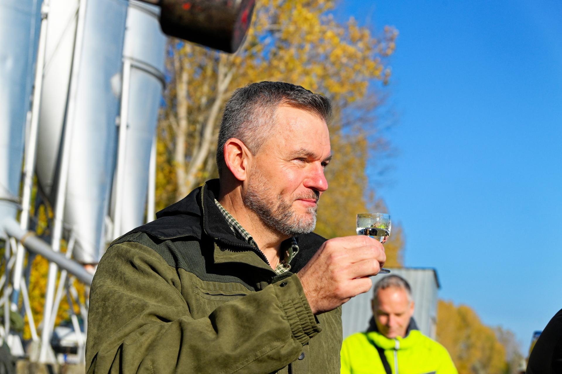 Pellegrini volá po podpore slovenského rybného hospodárstva. Nekupujte zo zahraničia, vyzýva Slovákov