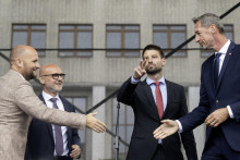 Predseda mimoparlamentnej strany Demokrati Jaroslav Naď, predseda SaS Branislav Gröhling, predseda PS Michal Šimečka a predseda KDH Milan Majerský pózujú pre fotografov. FOTO: TASR/Martin Baumann