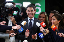 Líder strany Demokrati 66 (D66) Rob Jetten reaguje vedľa členov médií v holandskom parlamente po holandských parlamentných voľbách v Haagu. FOTO: Reuters