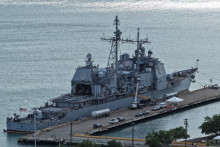 Pohľad z dronu ukazuje krížnik s riadenými raketami amerického námorníctva USS Gettysburg zakotvený v prístave Ponce. FOTO: Reutes