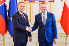 Poľsko je jedna z krajín, ktorá aktuálne ťahá hore aj naše stavebníctvo. Na snímke poľský prezident Karol Nawrocki (vľavo) a slovenský prezident Peter Pellegrini si podávajú ruky v Prezidentskom paláci počas ich stretnutia v Bratislave 5. novembra 2025.

FOTO: TASR/J. Novák