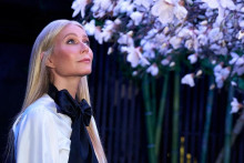 Sviečka s vôňou cestovín, s*x hračky a popolník za 1400 dolárov.