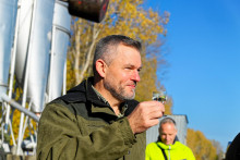 Na snímke prezident Peter Pellegrini pri výlove rýb na Boheľovských rybníkoch v obci Boheľov v okrese Dunajská Streda. FOTO: TASR/Edmund Örzsik