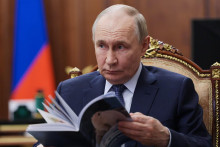 Ruský prezident Vladimir Putin sa prizeral testu ruských jadrových síl, ktorý sa uskutočnil na zemi, mori i vo vzduchu. FOTO: AP