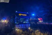 Na ceste medzi obcami Mokrance a Čečejovce v okrese Košice-okolie narazil autobus do stromu. FOTO: Facebook/Polícia SR - Košický kraj