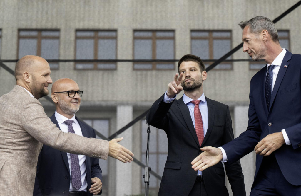Predseda mimoparlamentnej strany Demokrati Jaroslav Naď, predseda SaS Branislav Gr&ouml;hling, predseda PS Michal &Scaron;imečka a predseda KDH Milan Majersk&yacute; p&oacute;zuj&uacute; pre fotografov. FOTO: TASR/Martin Baumann