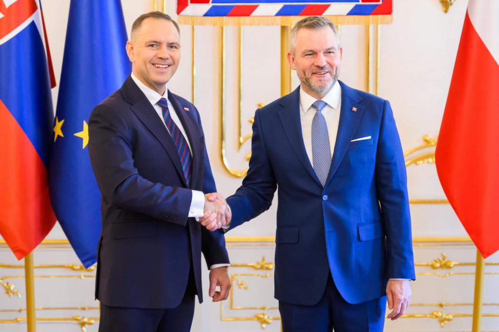 Poľsko je jedna z krajín, ktorá aktuálne ťahá hore aj naše stavebníctvo. Na snímke poľský prezident Karol Nawrocki (vľavo) a slovenský prezident Peter Pellegrini si podávajú ruky v Prezidentskom paláci počas ich stretnutia v Bratislave 5. novembra 2025.

FOTO: TASR/J. Novák