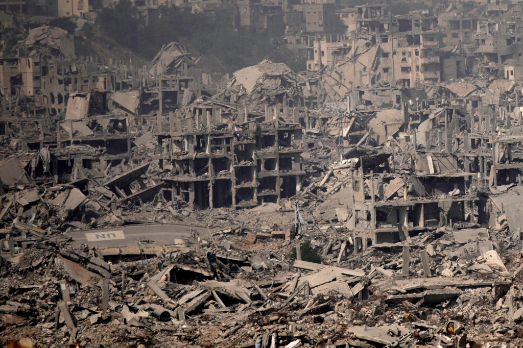 Zničené budovy po útokoch izraelskej armády v obytnej štvrti počas prehliadky organizovanej armádou pre novinárov. FOTO: TASR/AP
