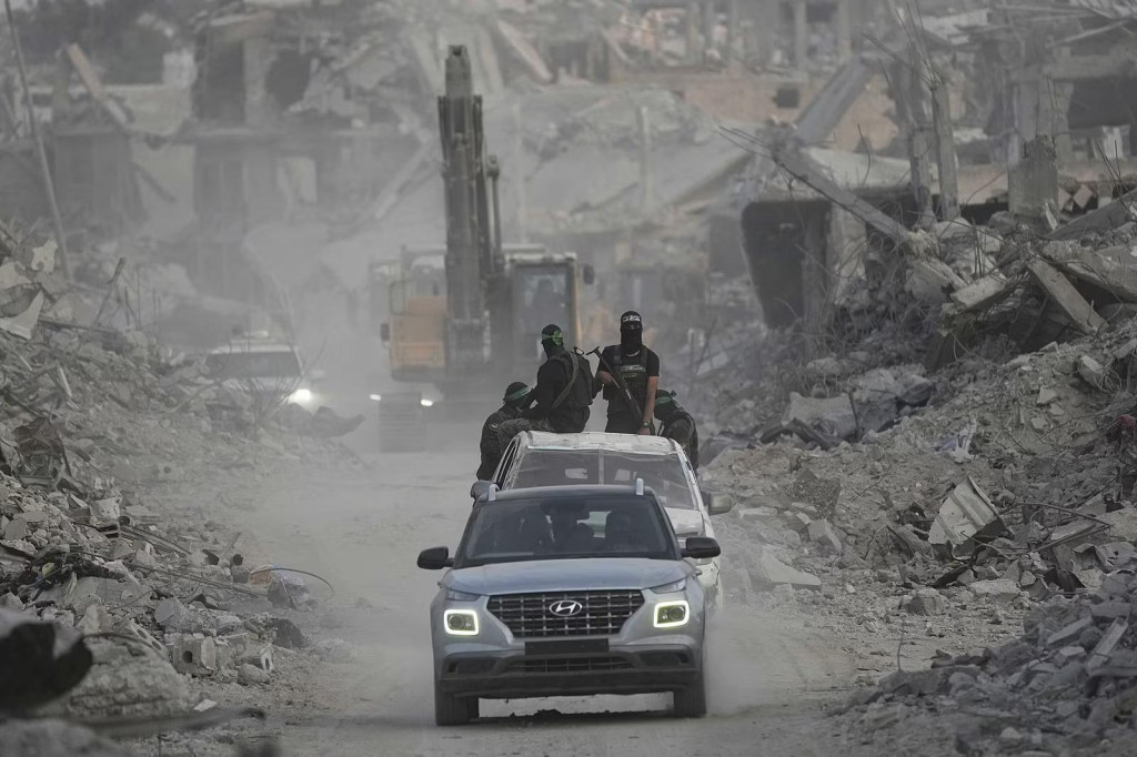 Prímerie. Ozbrojenci z teroristického Hamasu a egyptskí robotníci hľadajú v Gaze telá izraelských rukojemníkov. FOTO: TASR/AP