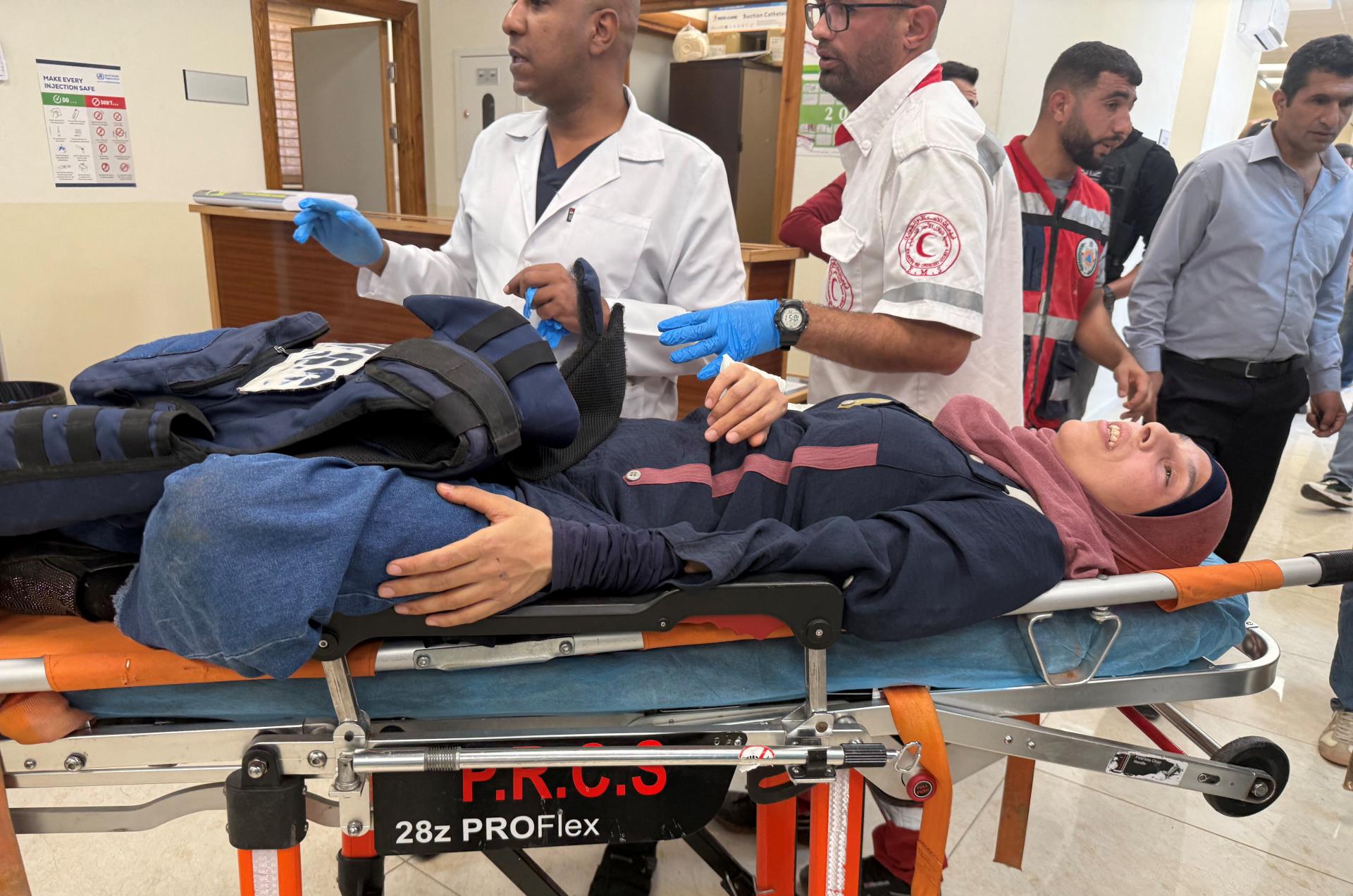 Izraelskí osadníci napadli na Západnom brehu Palestínčanov, medzi nimi dvoch novinárov