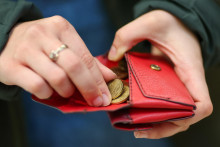 Kým ženy každý mesiac zainvestujú priemerne 170 eur, u mužov je to o 91 eur viac, a teda 261 eur. Až 22 percent investoriek takisto uviedlo, že tento rok investujú menej, keďže im zdražovanie ukrajuje z voľných prostriedkov. FOTO: TASR/AP