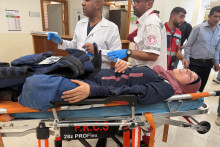 Novinárka agentúry Reuters Raneen Sawafta je 8. novembra 2025 v nemocnici pod dohľadom zdravotníkov po útoku izraelských osadníkov neďaleko Nábulusu. FOTO: Reuters