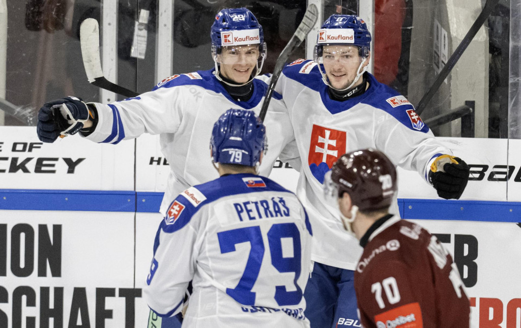 Na snímke gólová radosť slovenských hokejistov zľava strelec gólu Michal Ivan, Šimon Petráš, Oliver Okuliar a Lotyš Miks Indrasis počas hokejového zápasu Nemeckého pohára mužov medzi Slovensko - Lotyšsko. FOTO: TASR