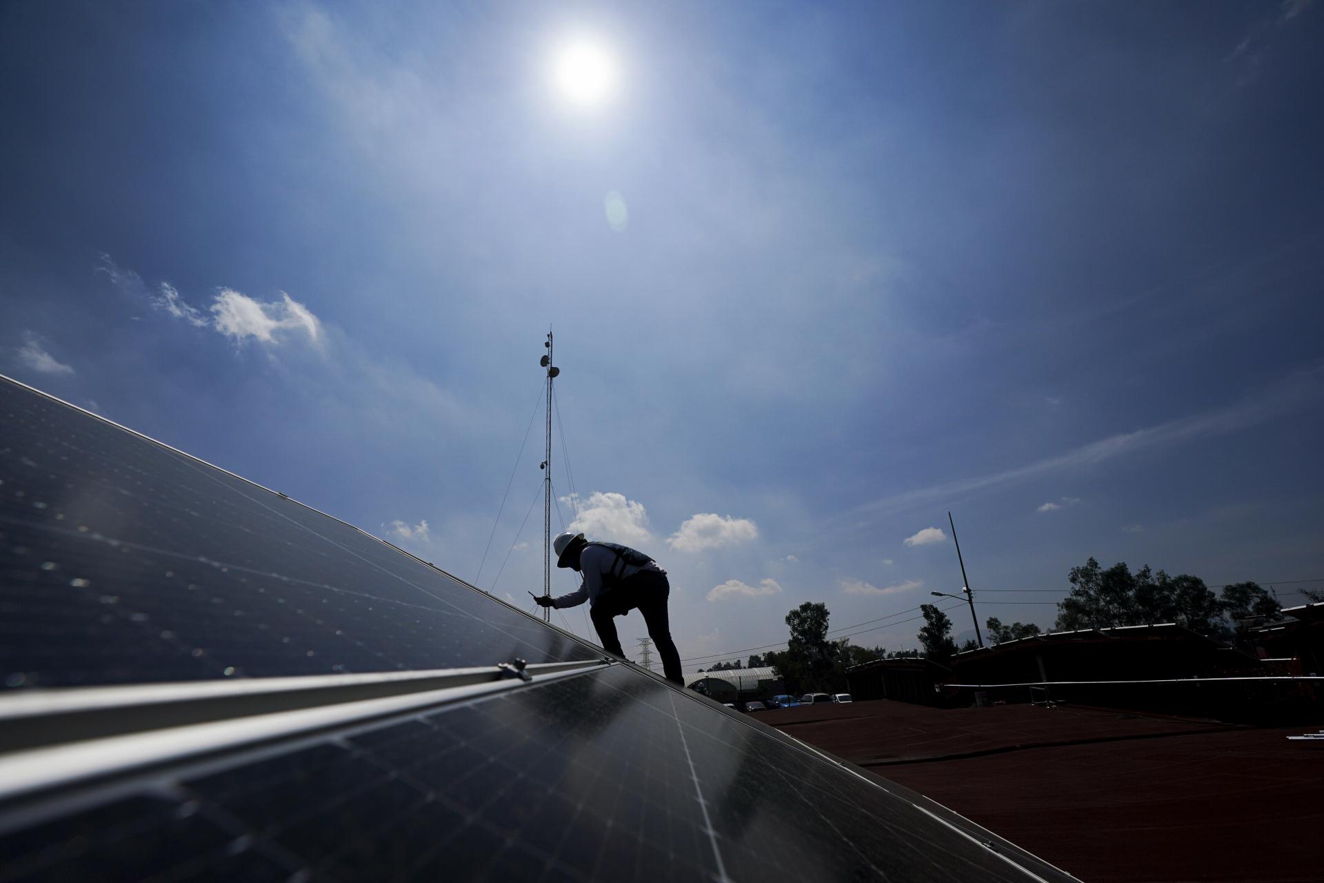 Čína zaplavuje svet solárnymi panelmi. Je to výhoda alebo pasca?