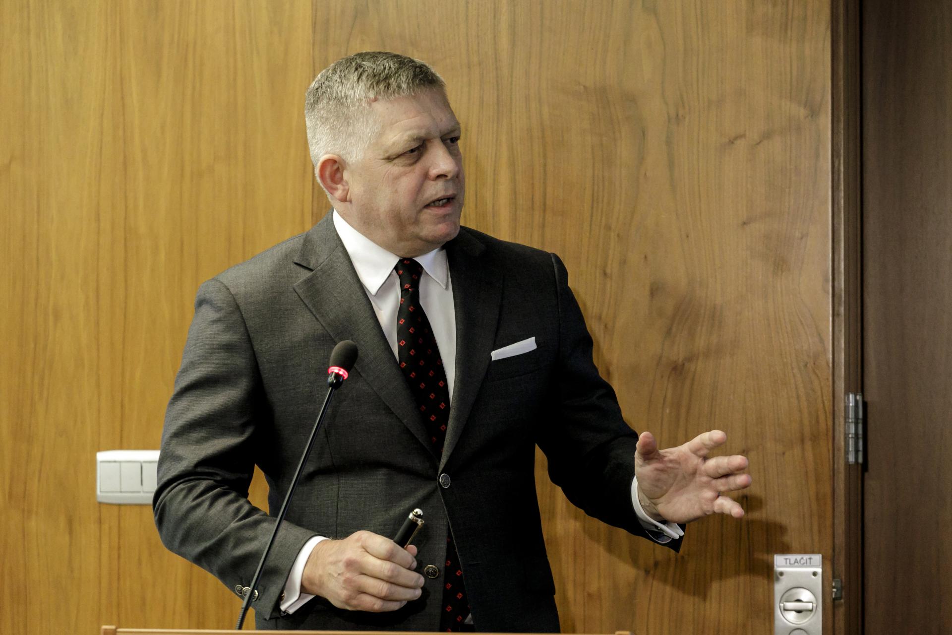 KOMENTÁR: Fico velí na ústup a dáva za pravdu opozícii