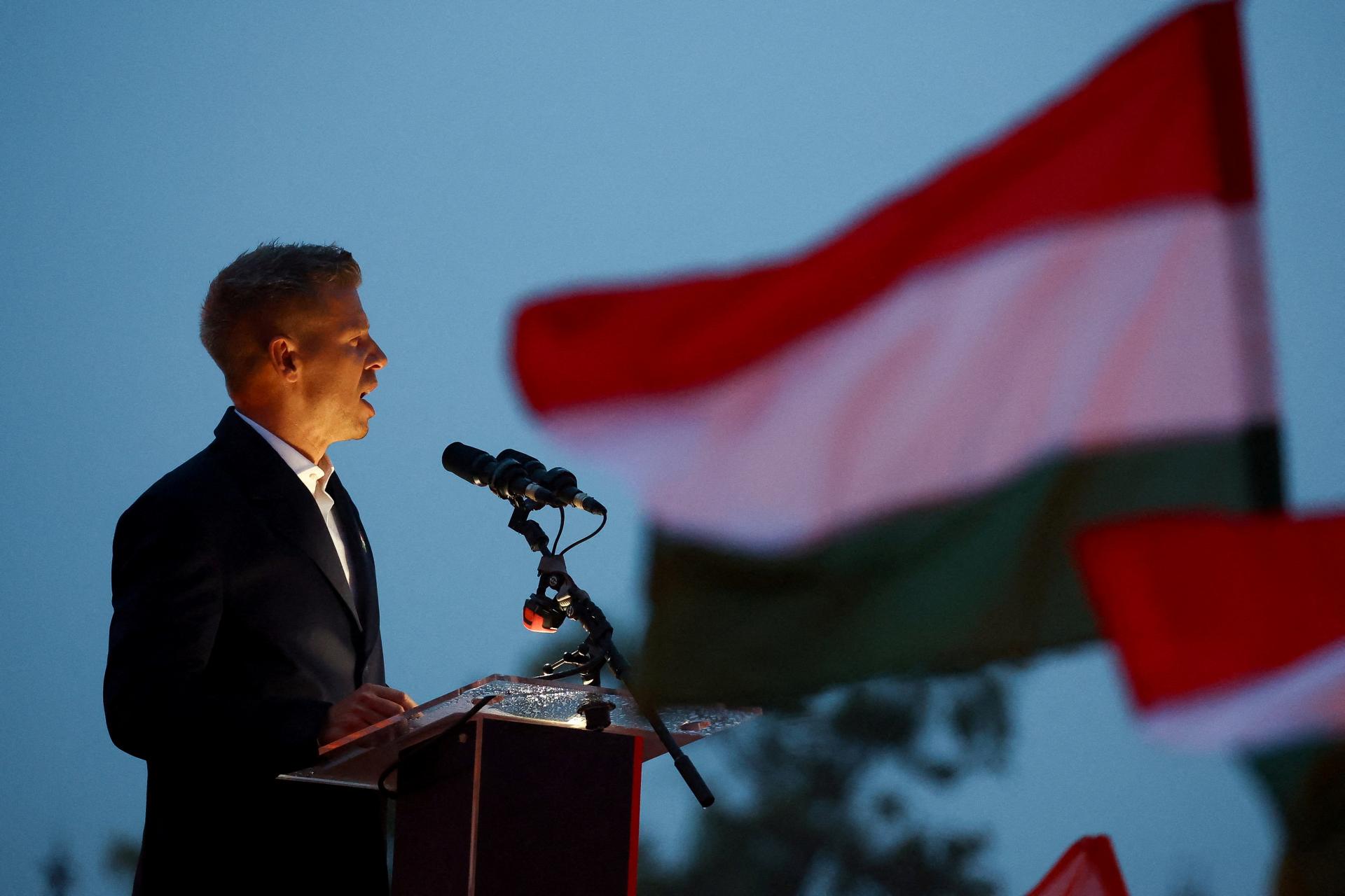 Putin chce udržať Orbána pri moci, tvrdí maďarský opozičný líder Magyar