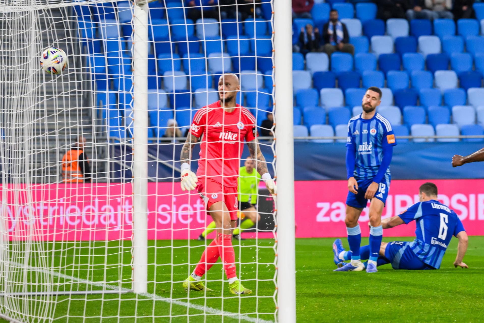 Slovan sa na domácnej pôde opäť natrápil, Komárno zdolal len tesne 3:2