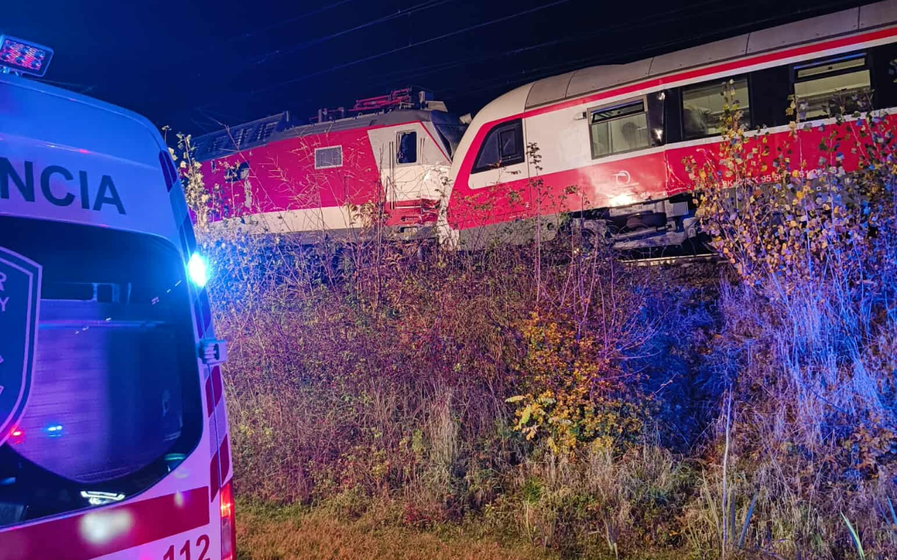 Medzi Pezinkom a Bratislavou sa zrazili dva vlaky, hlásia najmenej desať zranených