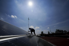 Čínsky solárny priemysel robí prechod na čistú energiu pre celý svet lacnejším ako kedykoľvek predtým. FOTO: TASR/AP